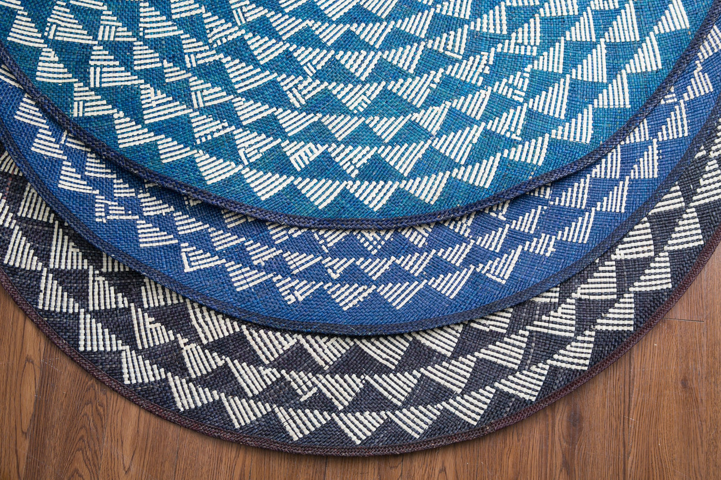 White Triangle Mat | 4' Round | Midnight Blue Base