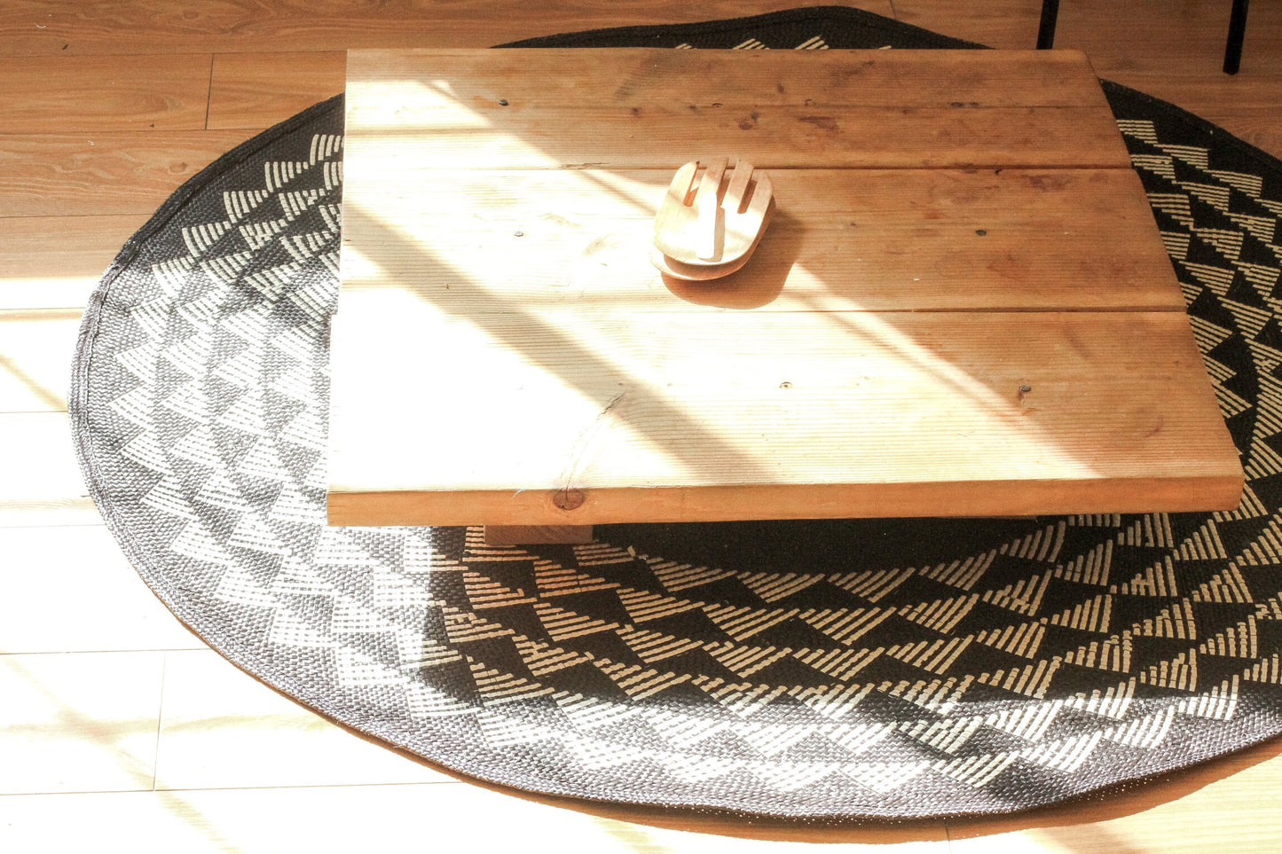 White Triangle Mat | 4' Round | Black Base